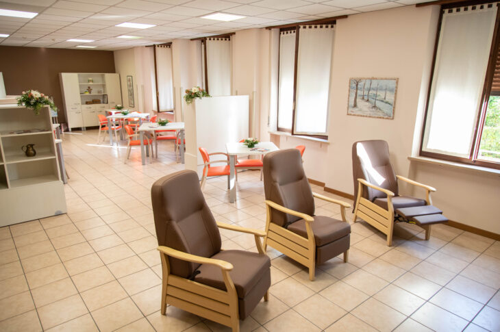 Area relax con comode poltrone e ampie finestre
