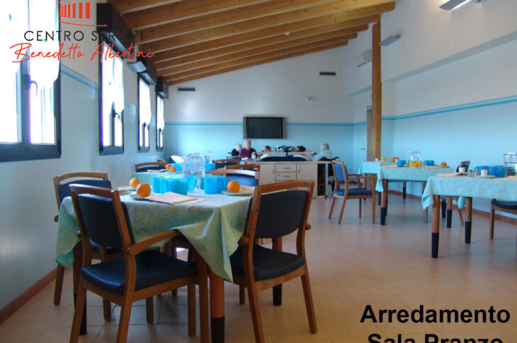 Sala da pranzo con tavoli apparecchiati per i pasti degli ospiti.